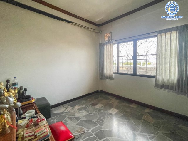 *****อาคารพาณิชย์มือสองย่านนนทบุรี อาคารพาณิชย์ ติดถ.แจ้งวัฒนะ เนื้อที่มากถึง 38 ตร.ว. ฟังก์ชันจัดเต็มถึง 6 ห้องนอน 4 ห้องน้ำ 2 ที่จอดรถ จะทำเป็นบริษัท หรือจะอยู่อาศัยก็ดี บนทำเลศักยภาพสุดๆ ใกล้เซ็นทรัลแจ้งวัฒนะ, รถไฟฟ้า (ในอนาคต) สายสีชมพู "สถานีแจ้งวัฒนะ-ปากเกร็ด 28" และทางด่วน "ศรีรัช"